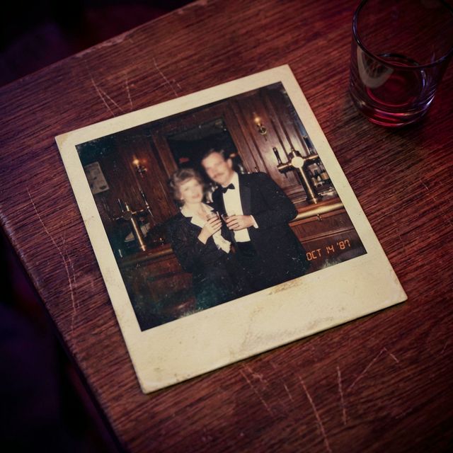 Fotografía antigua — dos siluetas de espaldas — pasillo de hotel